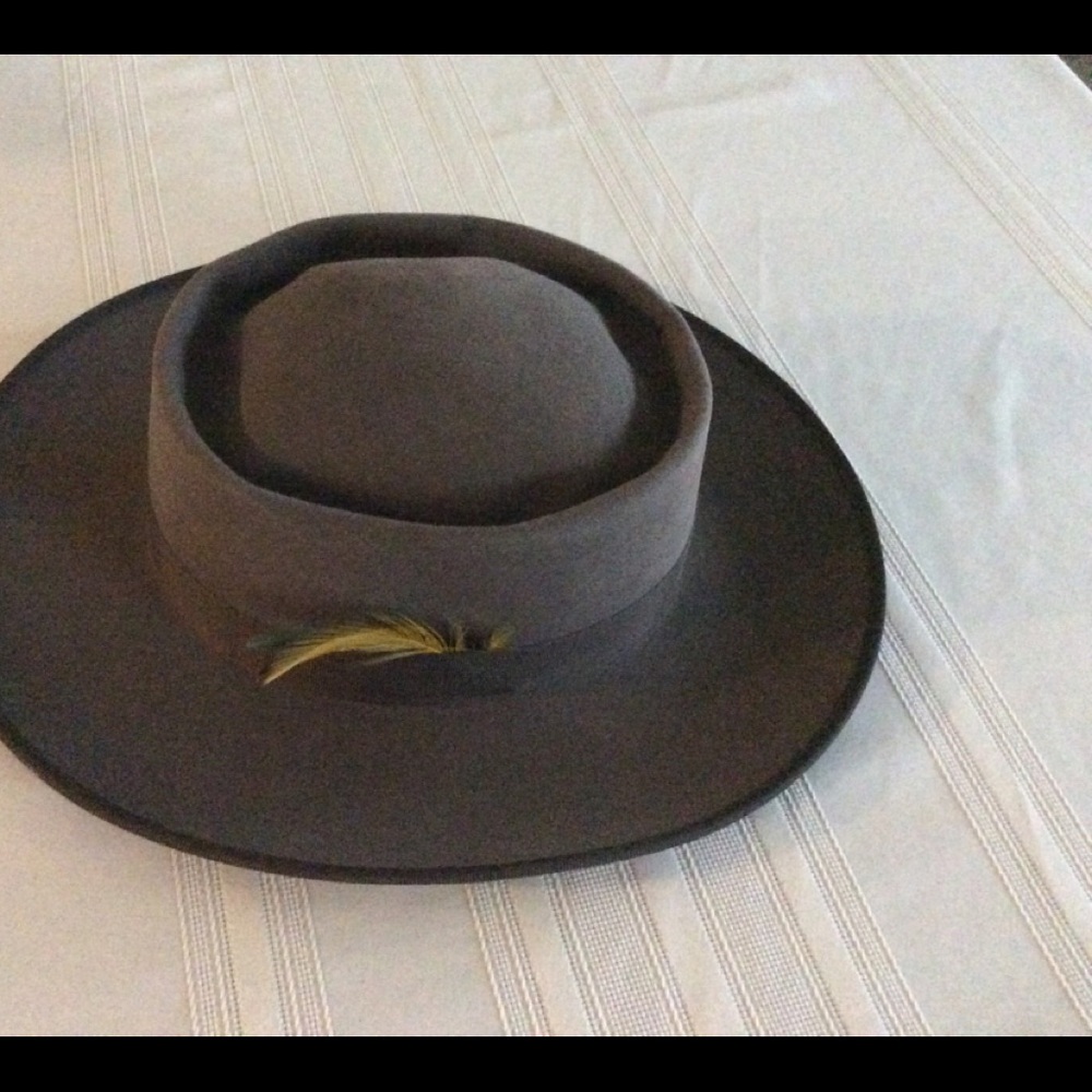 Akubra female hat